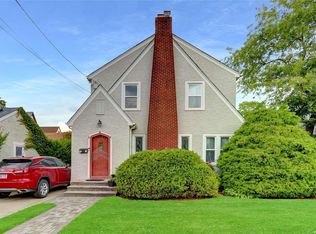 1681 Roosevelt St, Baldwin, NY 11510