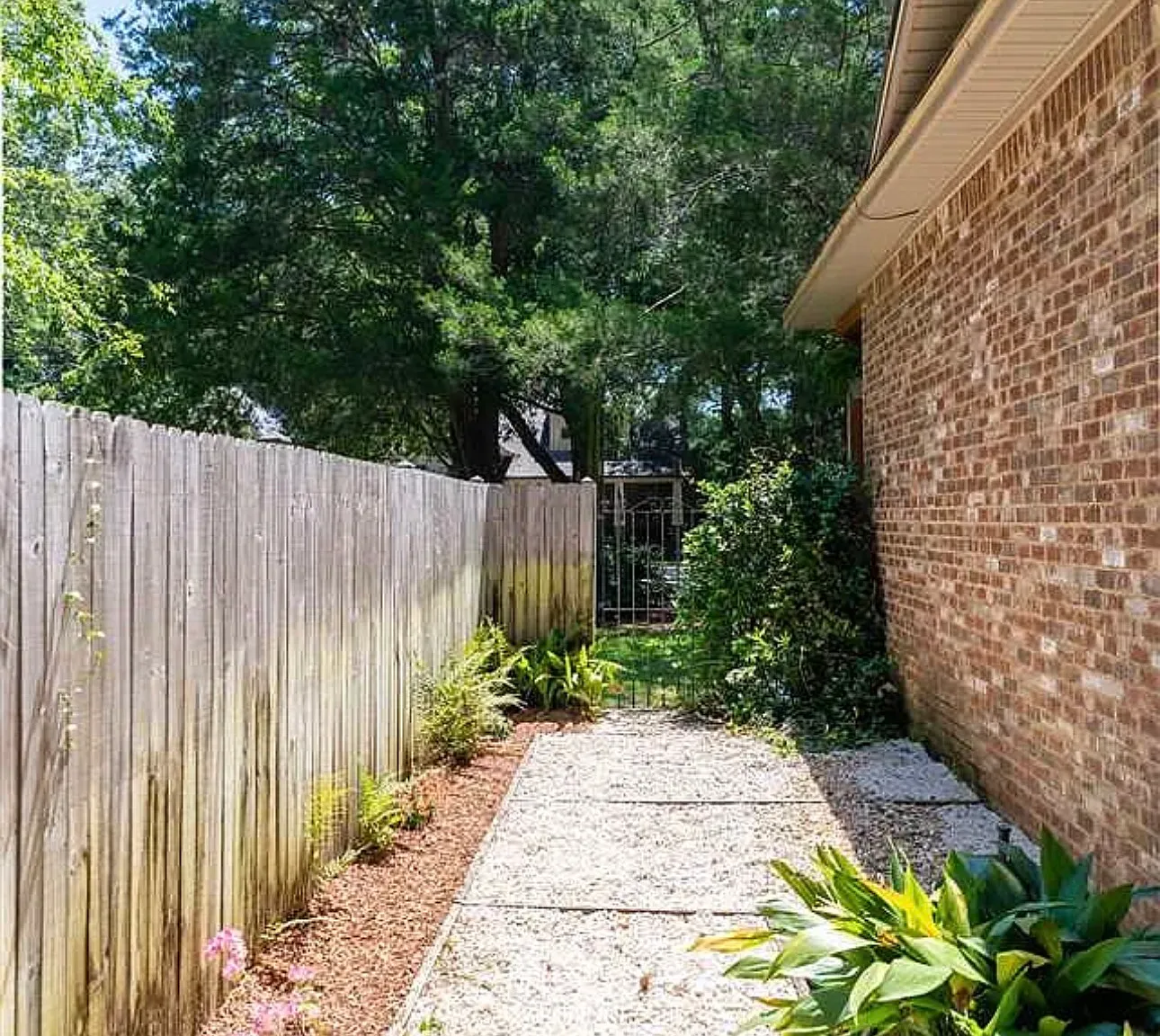 416 Azalea St — Photo 3
