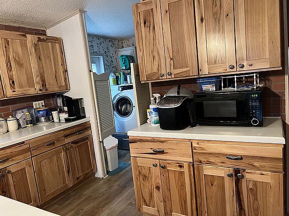 See laundry rm w/W/D