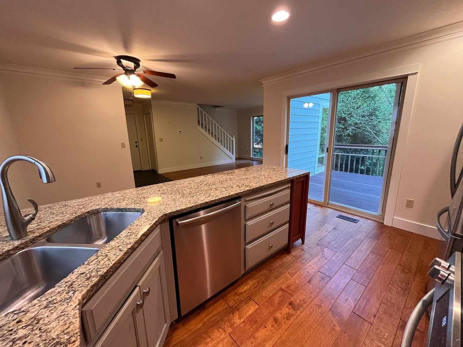 3 bed, 2.5 bath, 1800 sqft, $3,100 — Photo 4