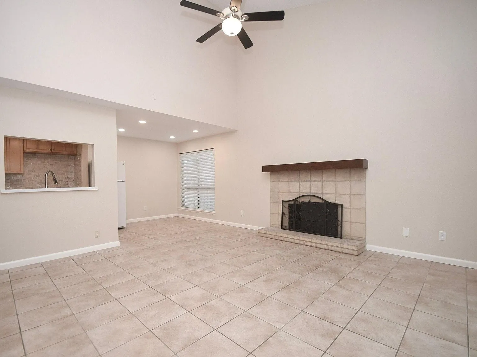 3 bed, 2.0 bath, 1224 sqft, $1,595 — Photo 2