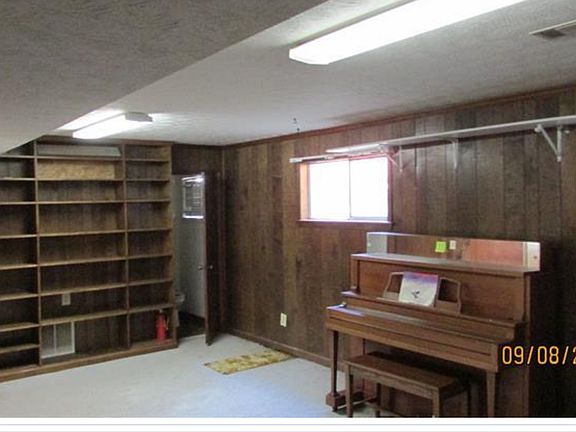 2nd image of 2061 Windsor Ln
