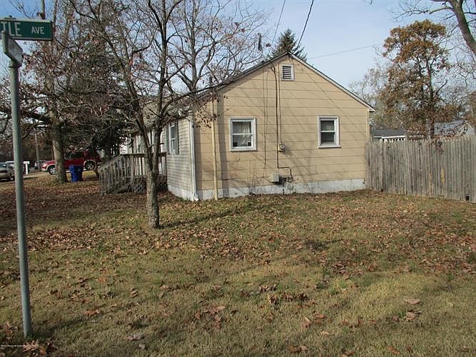 2nd image of 952 Rosewood Ave