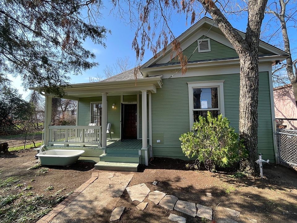 Curb appeal - 2107 is the right side of the duplex