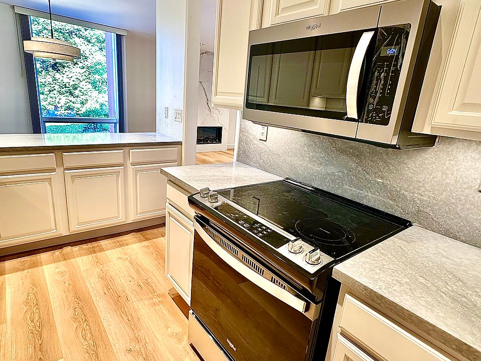 Unit #110 Kitchen with all full size appliances