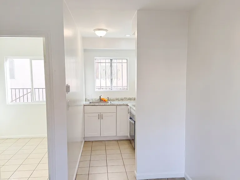 2672 S Redondo Blvd #3 — Photo 8