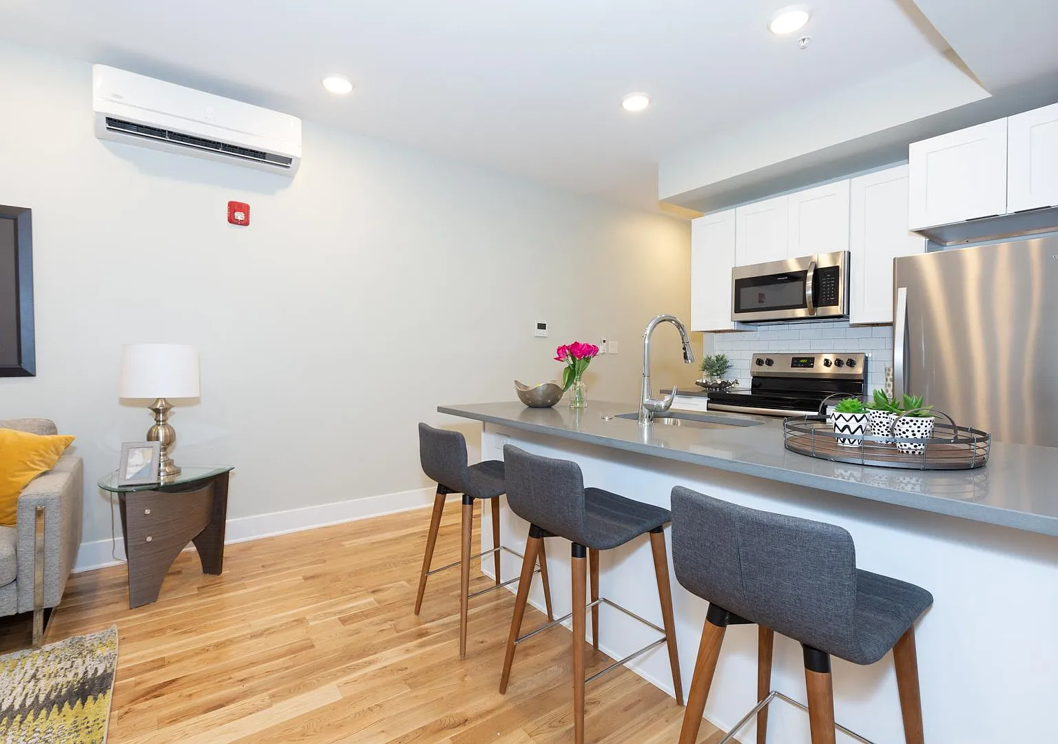 2 bed, 850 sqft, $1,565 — Photo 1