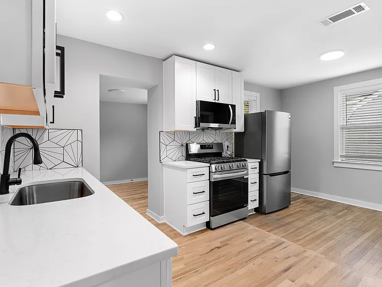 1729 Derry Ave SW — Photo 2