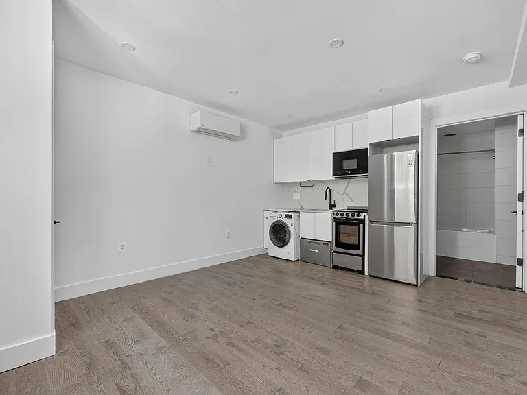 241 W 75th St #3D — Photo 1
