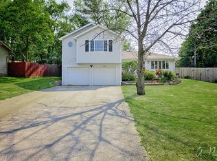 112 Hickory Dr, Lindenhurst, IL 60046