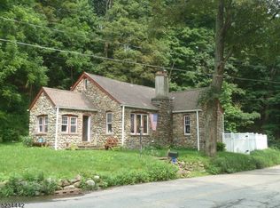 7 Walnut Rd, Columbia, NJ 07832