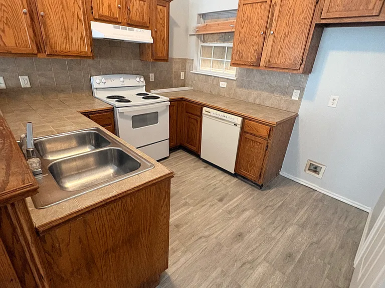 11210 Queen Anne Ave — Photo 6
