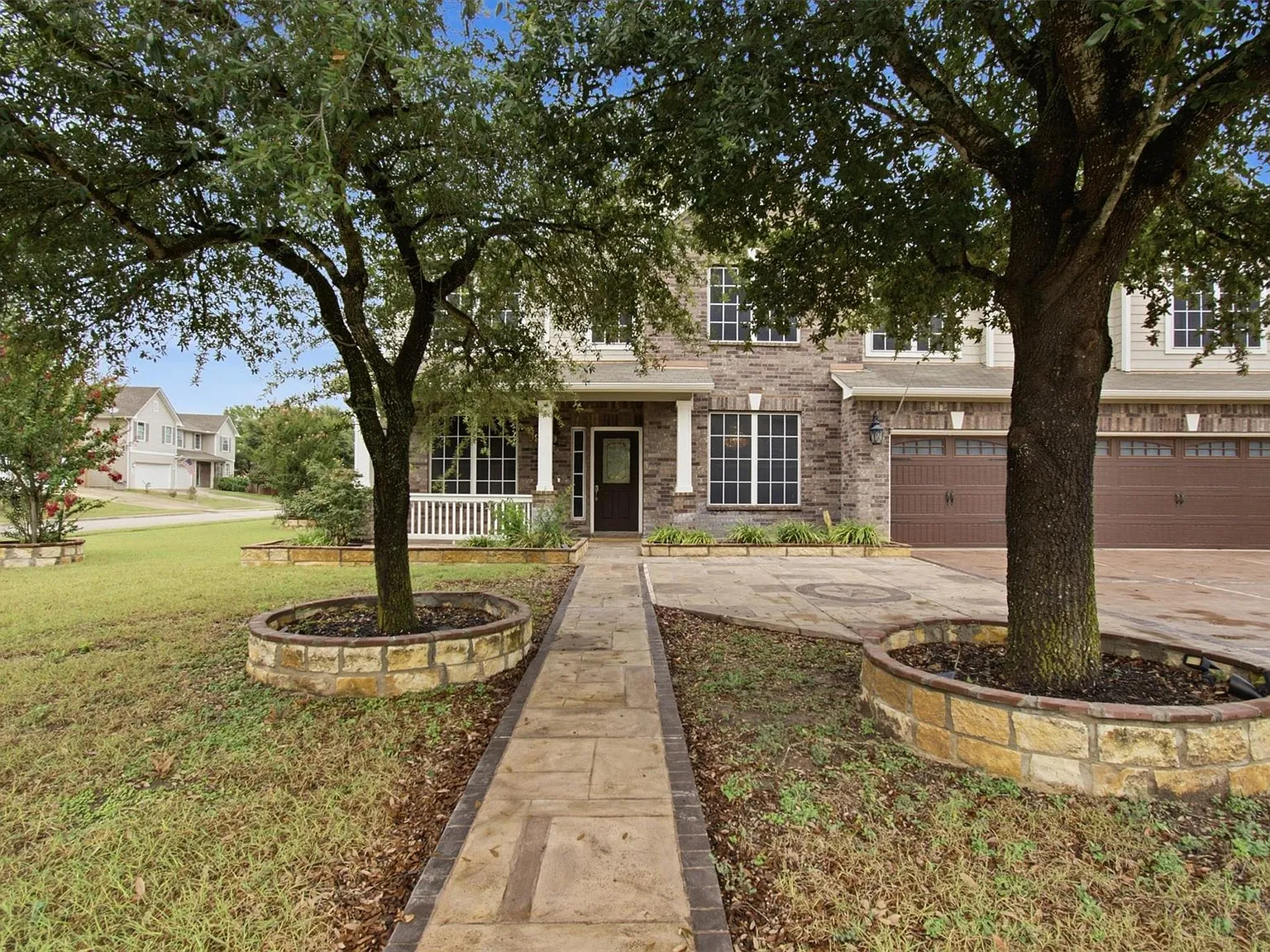 5 bed, 2.5 bath, 3776 sqft, $3,000 — Photo 1