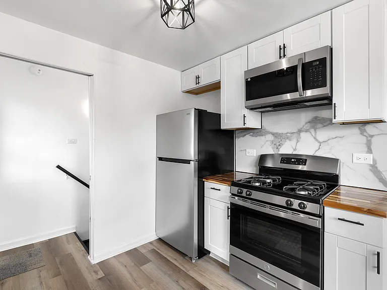 182 W 29th Pl — Photo 9