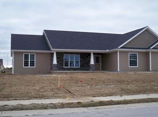 1712 Cinnamon Dr, Wapakoneta, OH 45895