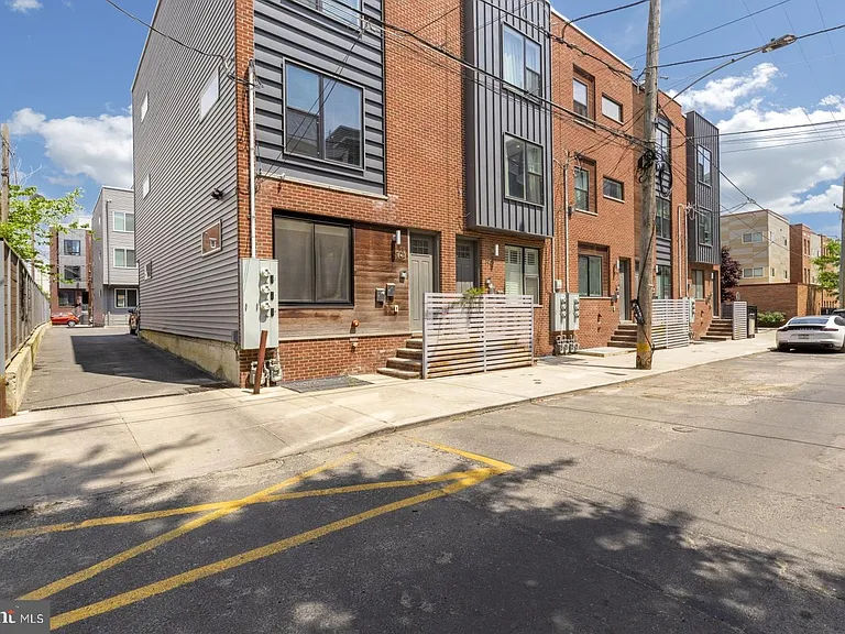 1909 E Hagert St #1 — Photo 31