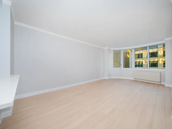 140 Riverside Boulevard image 2 of 31