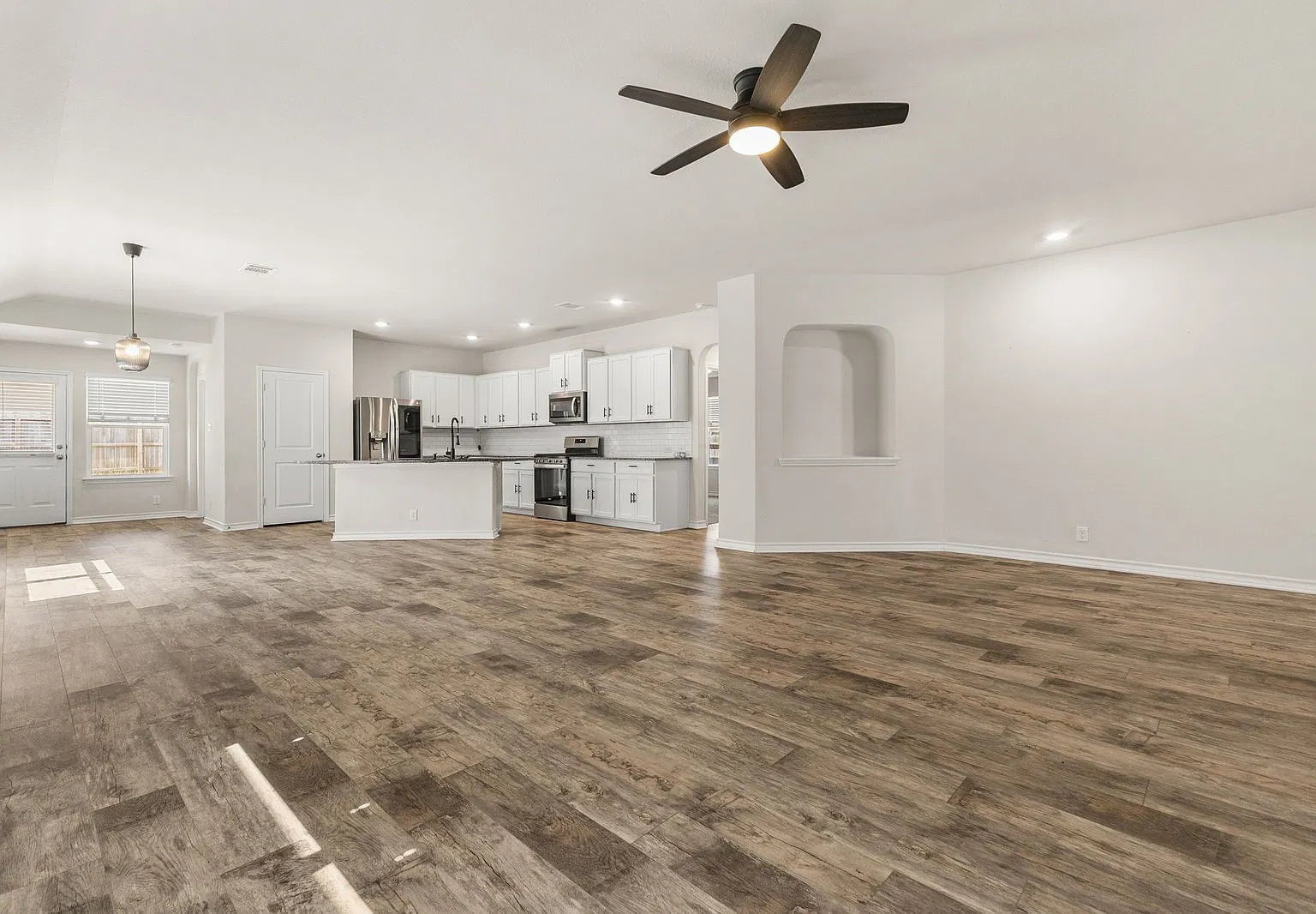 4 bed, 2.0 bath, 1906 sqft, $2,000 — Photo 2