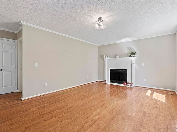 4th image of 1015 Still Hollow Ln