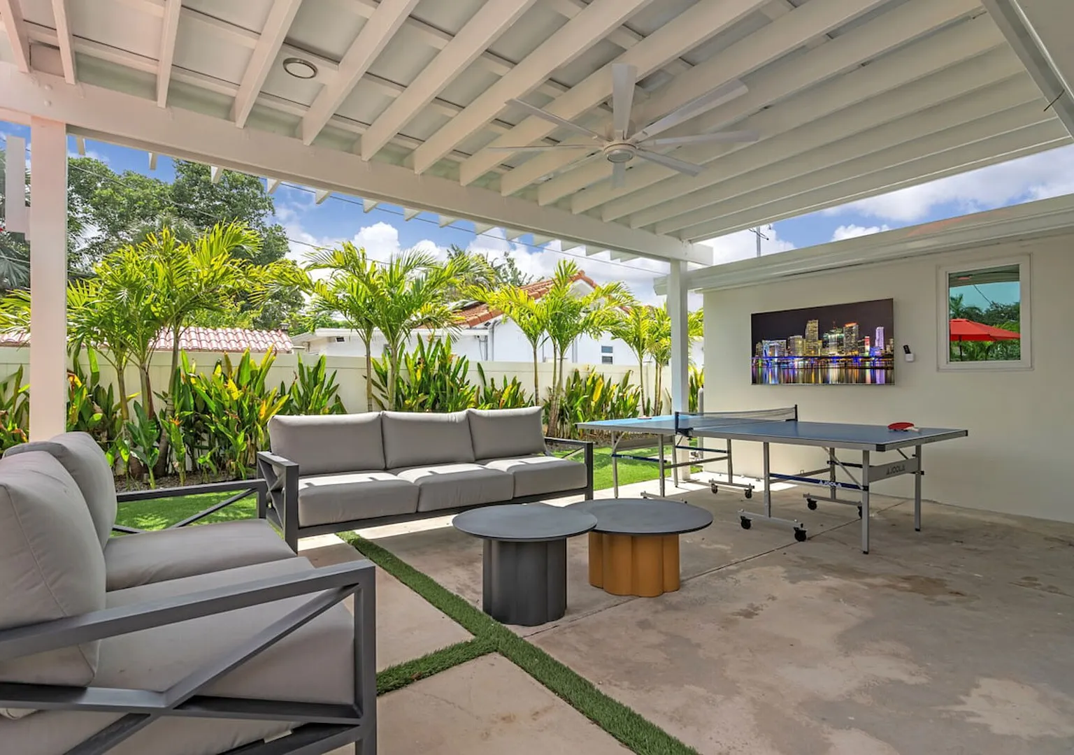 Heated Pool 4BR Sleeps 12 6 Min to Dania Beach — Photo 3