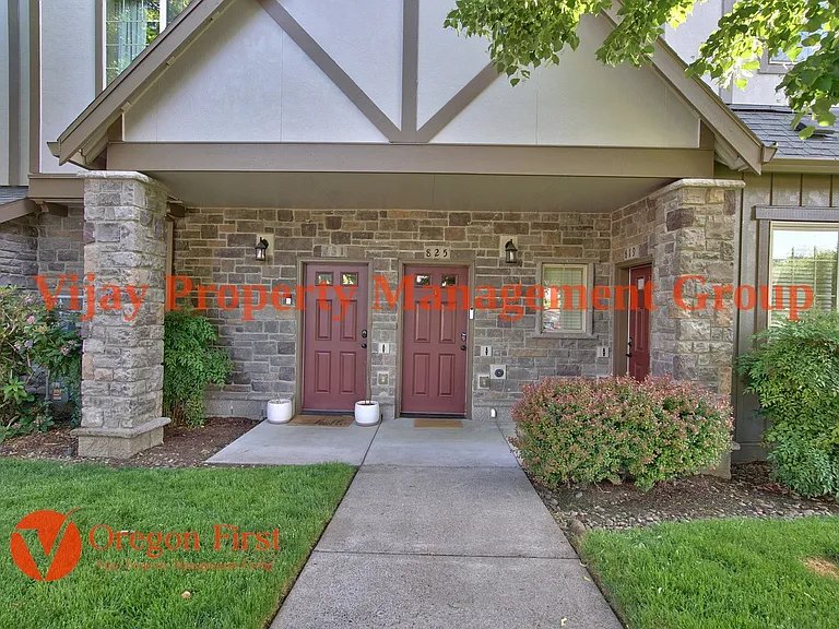 825 NE Wheelock Pl — Photo 3