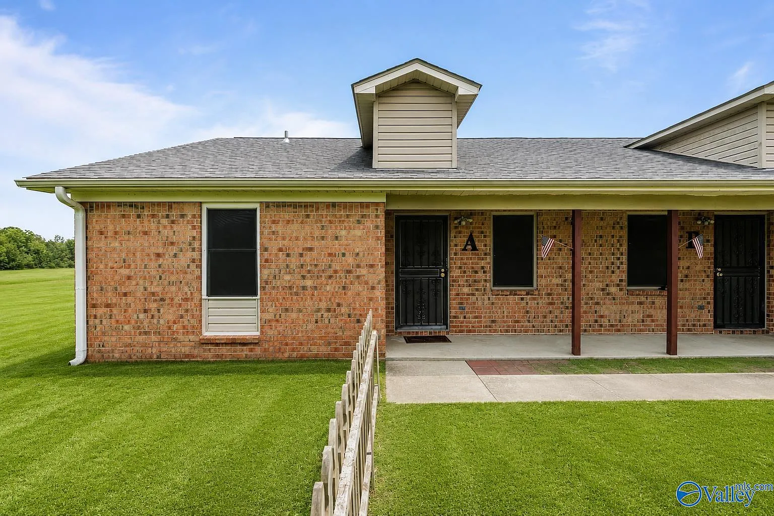 2 bed, 1.0 bath, 875 sqft, $975 — Photo 2
