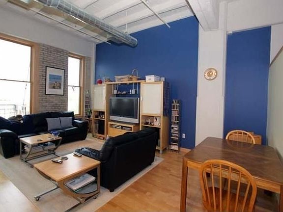 4th image of 1325 N Van Buren St APT 408