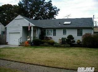 2 Crestline Ave, Bethpage, NY 11714