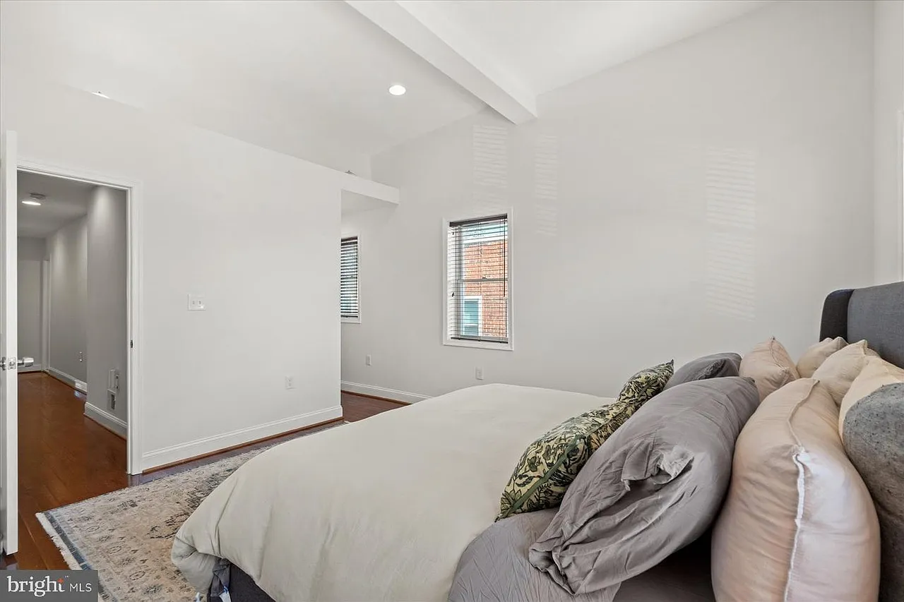 5 bed, 2.5 bath, 1720 sqft, $7,450 — Photo 2
