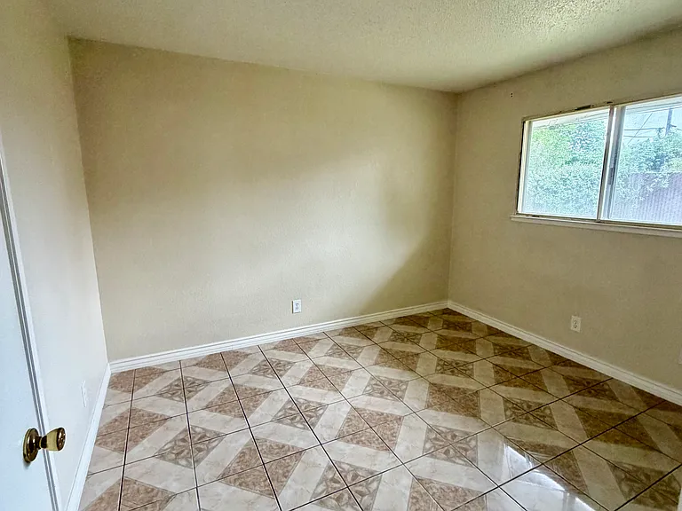 4207 N Woodson Ave — Photo 13
