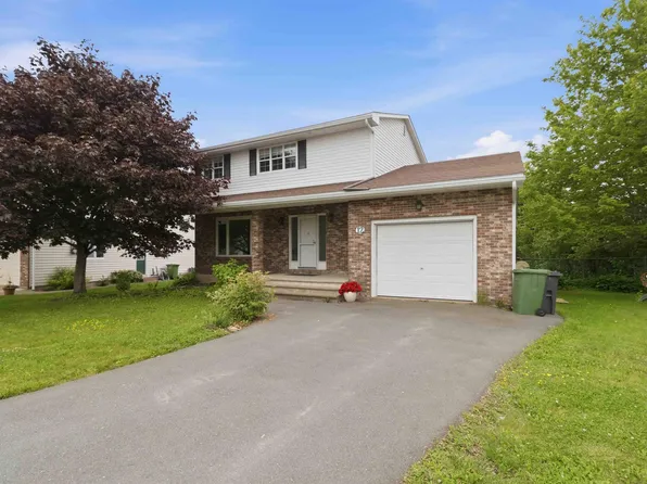 12 Cedar Cres, Halifax, NS B2V 1Y6