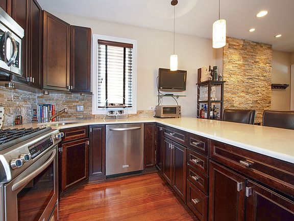 4th image of 848 N Marshfield Ave #1