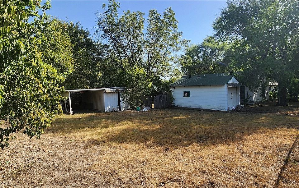 2nd image of 707 Kern Rd