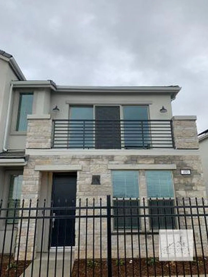490 W. Mahogany Lane — Photo 1