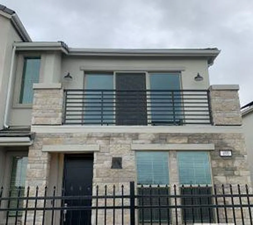 490 W Mahogany Ln