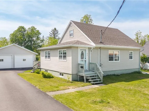 86 Marks St, Saint Stephen, NB E3L 2B5