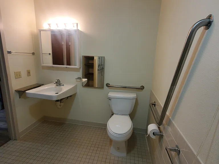 Tweeten Apartments — Photo 10