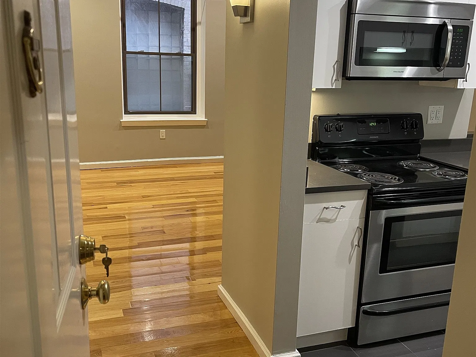 2 bed, 700 sqft, $3,300 — Photo 2