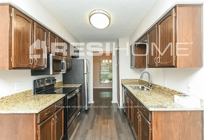 820 Timberoaks Dr — Photo 2