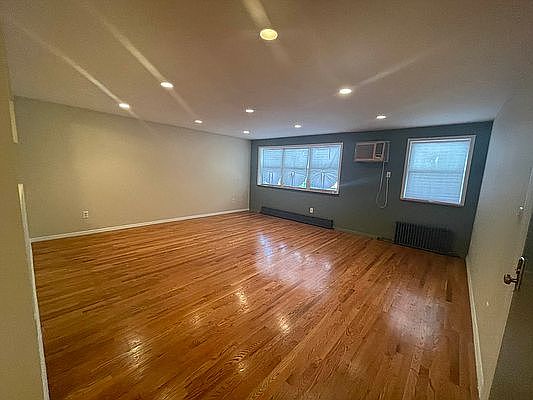 4th image of 30-33 30th St #1