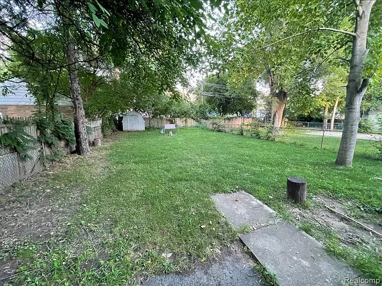 20956 Rensselaer St — Photo 11