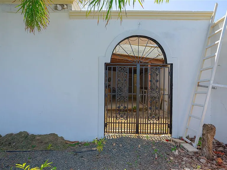 225 Santa Isidra L Fls #B — Photo 6