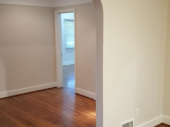 4th image of 121 N Oakhurst Dr