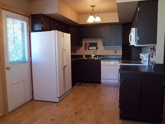 2nd image of 38930 Pine St