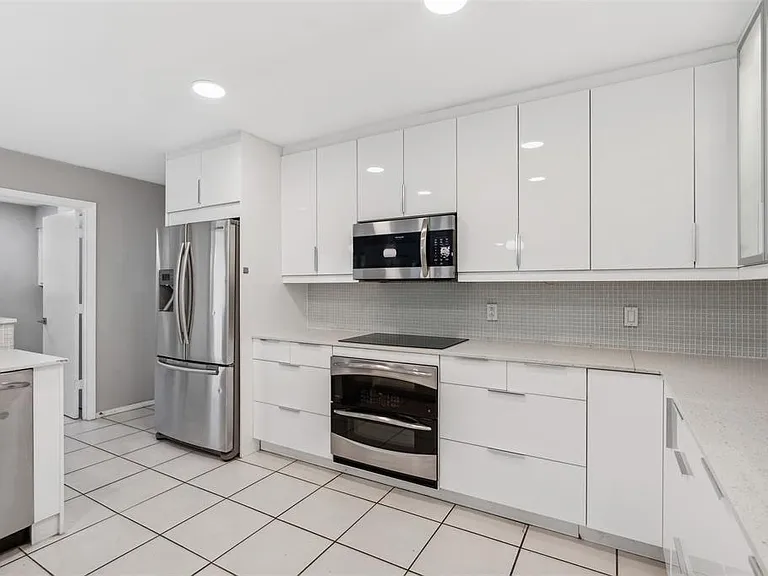 17015 Graystone Dr — Photo 12