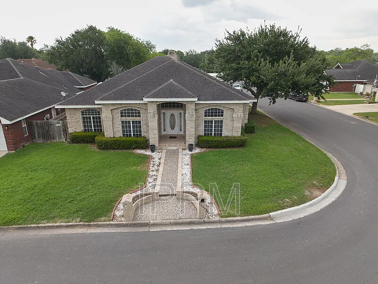 1309 Summerfield Ln — Photo 2