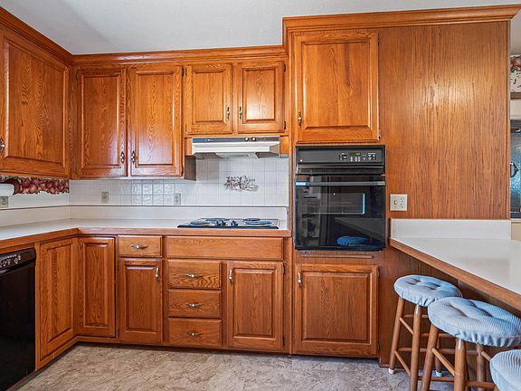 5th image of 126 Broadmoor Cir