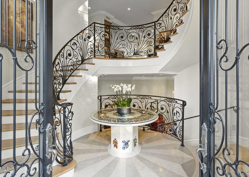 1st image of 2112 Trentham Rd