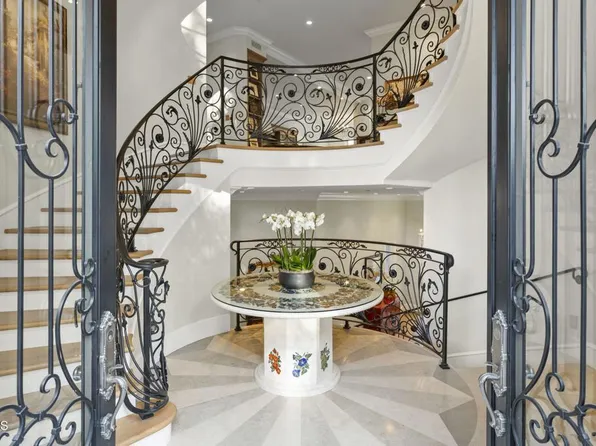 2112 Trentham Rd, Thousand Oaks, CA 91361