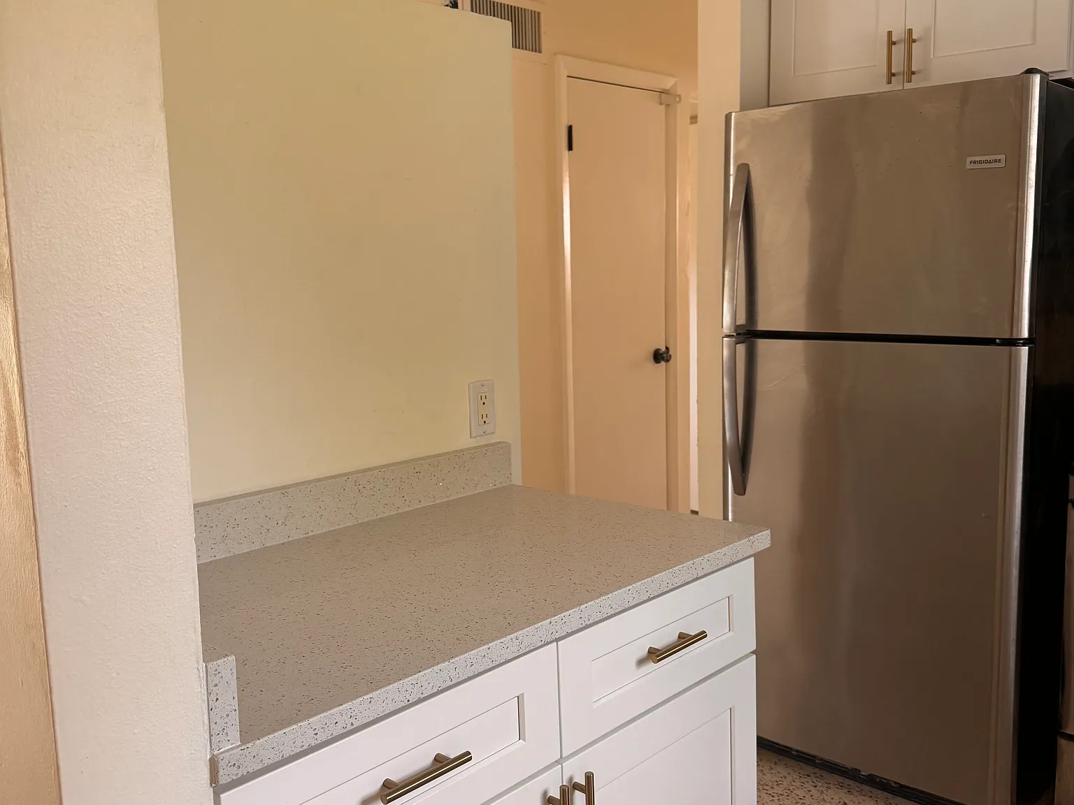 3 bed, 1061 sqft, $2,950 — Photo 2